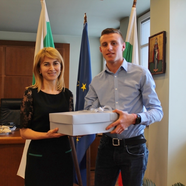 Снимка за Лекоатлетът Християн Стоянов с награда от кмета...