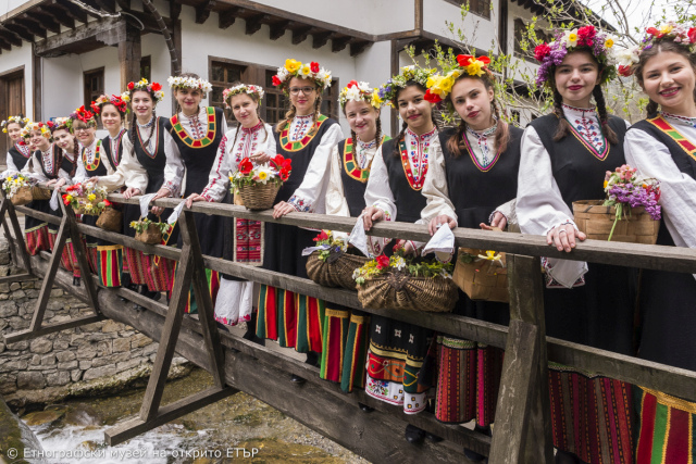 Снимка за На училище за лазарки в ЕМО „Етър“