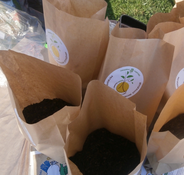 Снимка за Разменяме биоотпадъци за компост